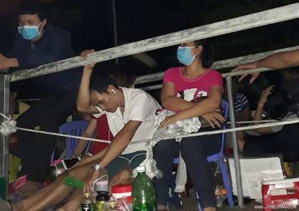 Phụ huynh tranh thủ chợp mắt nhưng vẫn “bám trụ“ vị trí chờ đến giờ nộp hồ sơ. Ảnh:Thái Hà