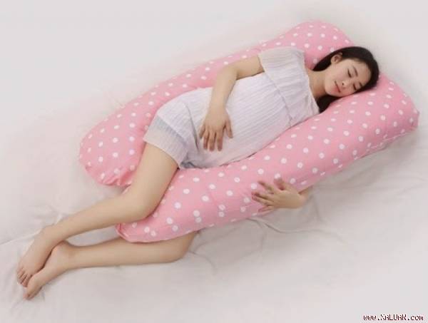 Gối chuyên dụng cho bà bầu là “trợ thủ đắc lực“ cải thiện tình trạng mất ngủ cho chị em (Ảnh: Internet)