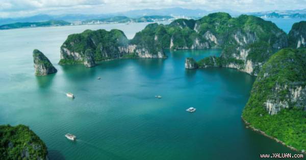 Vịnh Hạ Long là Di sản thiên nhiên Thế giới ở Việt Nam.