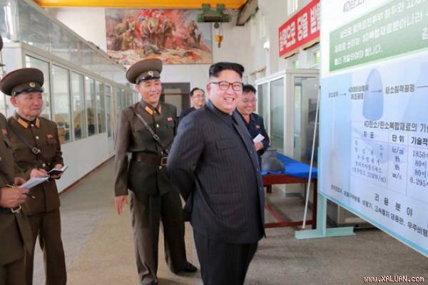 Ông Kim Jong-un trong chuyến thăm viện hóa học được đưa tin hôm 23-8. Ảnh: Reuters