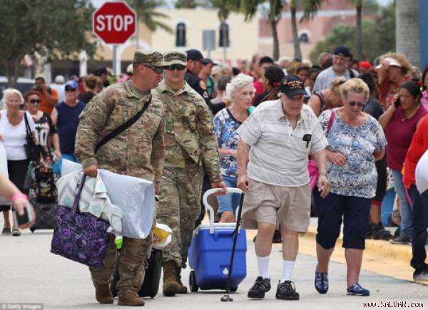 Người dân Florida sơ tán trước khi bão Irma đổ bộ. Ảnh: Getty.