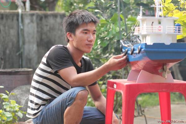  Ngư dân Bình bên tàu vỏ thép của mình