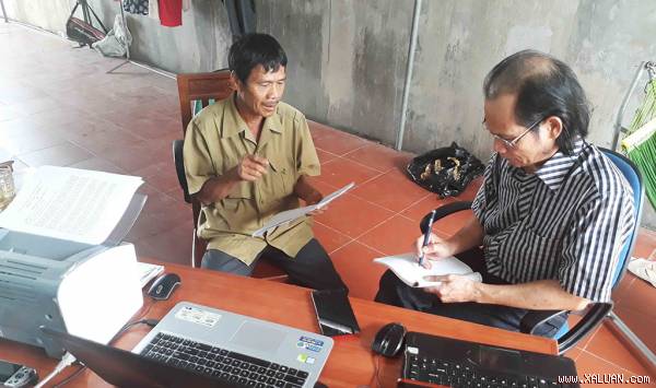 Ông Trịnh Xuân Hoa trình bày với phóng viên về vụ việc mình phải nhiều năm ôm đơn kêu cứu là mình còn sống nhưng bị khai tử - Ảnh: ĐÌNH LỘC
