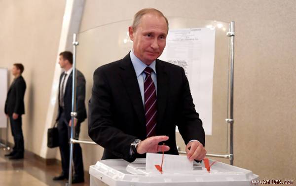 Tổng thống Nga Vladimir Putin bỏ phiếu trong cuộc bầu cử địa phương ở Moscow