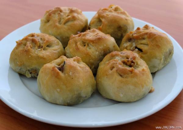 Lớp vỏ bánh vàng nhạt, ăn lúc nóng là ngon nhất.