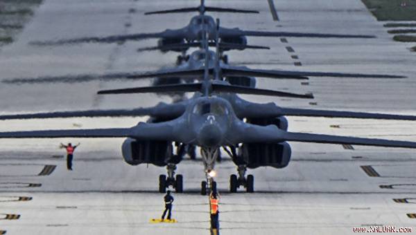 Máy bay ném bom B-1B cùng tiêm kích F-15 của Mỹ tới gần biên giới Triều Tiên