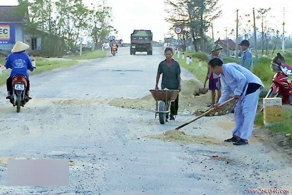 Hà Tĩnh: Cảm phục cảnh hai ông già vá đường cho dân đi