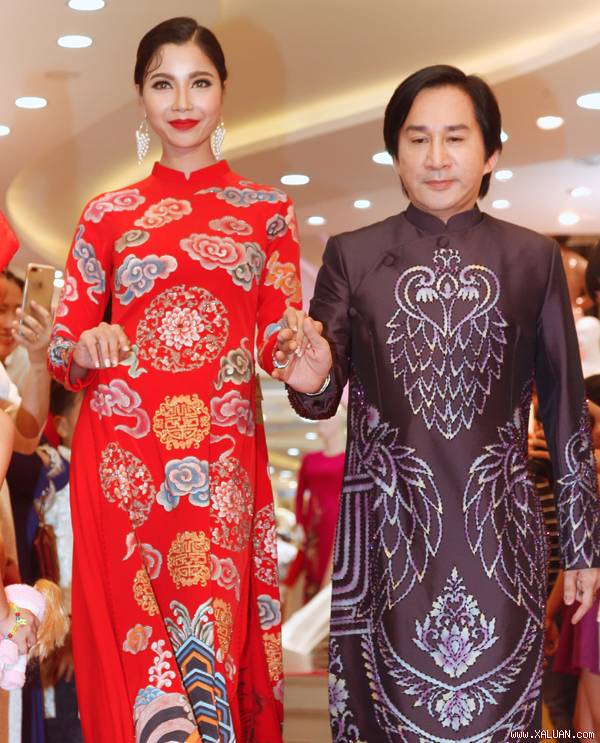 Kim Tử Long được mời dự buổi khai trương cửa hàng áo dài của nhà thiết kế Đình Tuấn. Anh hồi hộp xen lẫn hào hứng khi thể hiện màn trình diễn áo dài cùng các người mẫu chuyên nghiệp.