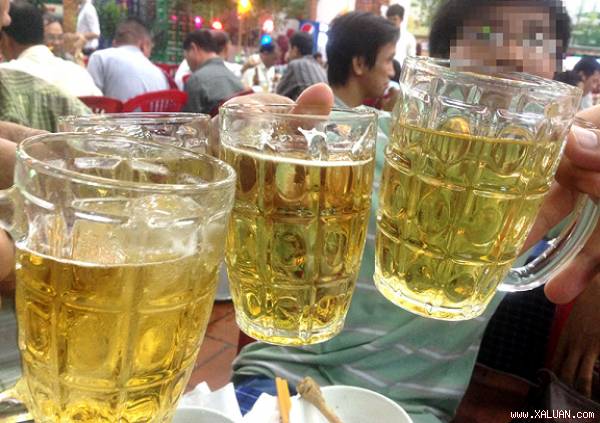 Kết quả hình ảnh cho đập ly bia vào đầu
