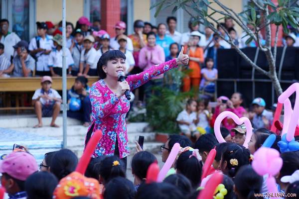 Việt Hương vui trung thu với trẻ em nghèo ở Bến Tre