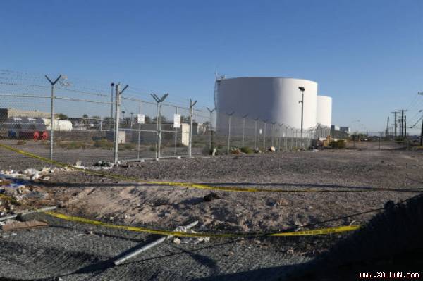 Các bồn chứa nhiên liệu dành cho máy bay gần khách sạn Mandalay Bay - Ảnh: reviewjournal