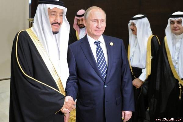Tổng thống Nga Vladimir Putin và Quốc vương Saudi Arabia Salman bin Abdulaziz Al Saud bên lề G20 ở Antalya năm 2015. Ảnh: Getty