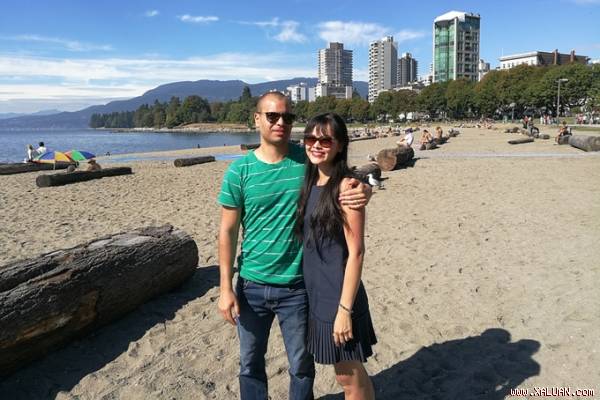 Cô và ông xã Gerard Bieler thư thả dạo biển English Bay. Xuân Thùy cùng chồng Thụy Sĩ kết hôn tại Bến Tre - quê nhà cô - vào tháng 2/2016. Sau đó, vợ chồng cô sang Zurich, Thụy Sĩ định cư. Cô chăm chỉ