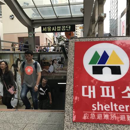 Một trung tâm mua sắm kết hợp hầm trú ẩn đặt dưới lòng đất tại Seoul, Hàn Quốc. (Ảnh: NBC)