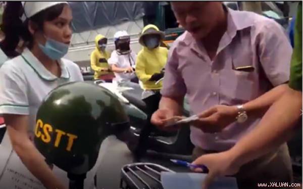 Xôn xao clip cảnh sát xử phạt xe cứu thương đang chờ bệnh nhân
