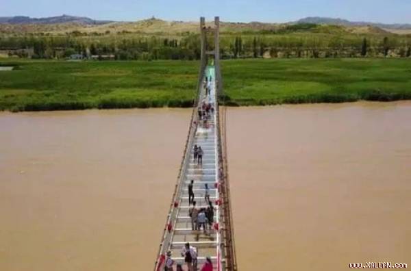 Trung Quốc vừa ra mắt cầu kính 3D bắc qua sông Hoàng Hà, nằm ở khu thắng cảnh Sa Pha Đầu, thị trấn Trung Vệ thuộc khu tự trị Hồi Ninh Hạ.