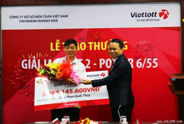 Giám đốc chi nhánh Vietlott Khánh Hòa tặng hoa cho anh Thủy
