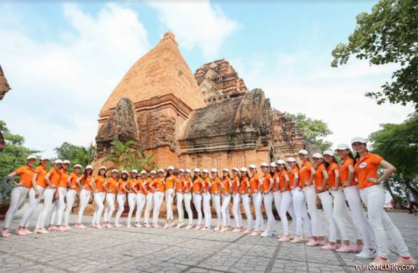Những người đẹp tham quan Tháp Bà Ponagar, chợ Đầm, Nhà thờ Đá, Trung tâm thương mại Centre Nha Trang, Hội quán Vịnh Nha Trang. Ảnh : BTC.