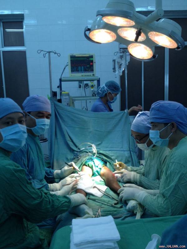 Bệnh viện tỉnh Khánh Hòa: Lần đầu mổ thành công cho bé trai bị xương thủy tinh