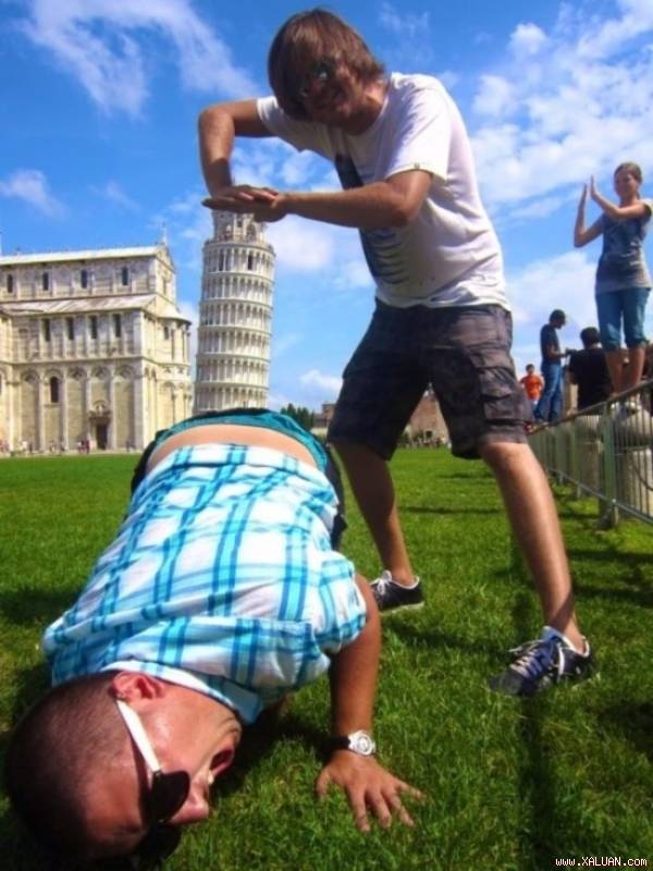 Thay vì bên cạnh tháp nghiêng Pisa, bạn có thể thực hiện như hai người đàn ông trong hình.
