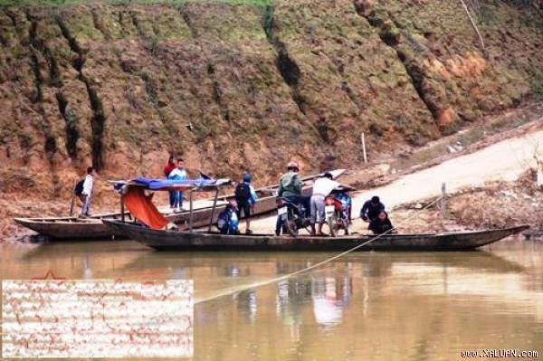 Con sông Ngàn Sâu chảy qua địa bàn xã Hương Thủy, huyện Hương Khê (Hà Tĩnh) mùa mưa nước đục ngầu cuồn cuộn chảy nhưng thuyền bè vẫn phải qua lại giao thương.