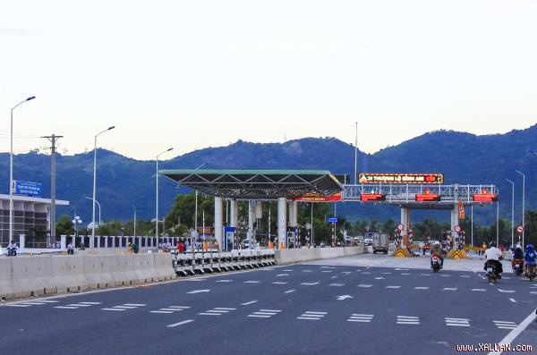 (Ảnh minh hoạ). Từ ngày 1-12, giảm phí cho các phương tiện gần Trạm thu phí Ninh An