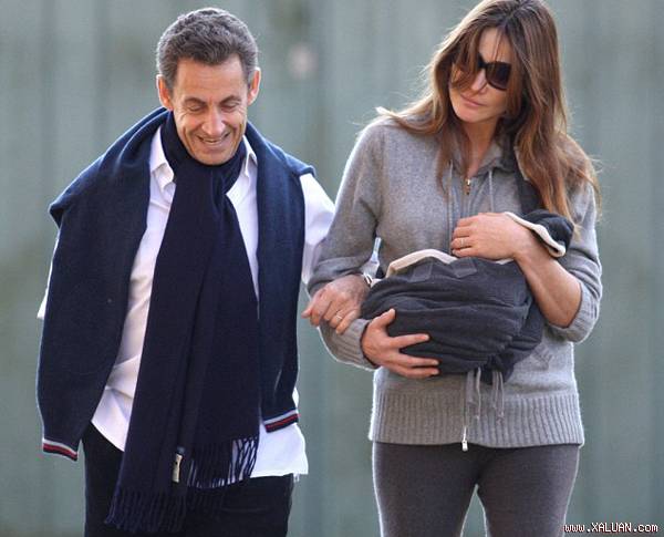 Bà Carla đi dạo cùng chồng con sau khi sinh được hơn chục ngày. Ảnh: Splash News.