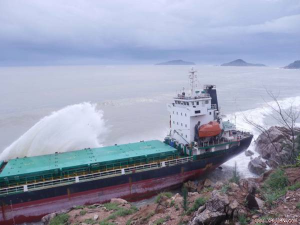 Một tàu hàng bị sóng đánh dạt vào mõm đá ở Quy Nhơn