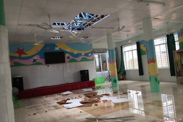 Phòng học bị hư hại sau bão. Ảnh: Châu Tường.