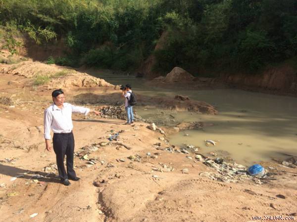  Ông Nguyễn Văn Hóa - Phó Chủ tịch UBND thị trấn Ba Chúc chỉ chỗ chiếc xe tải của anh Trần Văn Đô vào múc cát bị ghi hình