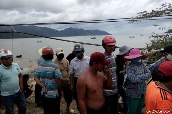 Các thi thể lao động lồng bè bị nạn do bão số 12 được đưa vào bờ biển thị xã Ninh Hòa. Ảnh: N.K