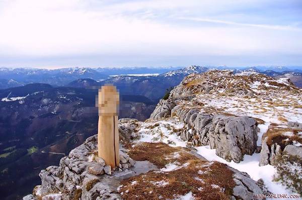 Bức tượng bằng gỗ trên đỉnh Oetscher, Áo. Ảnh: CEN