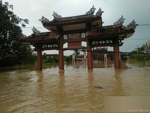 Khổng Miếu ở Hội An chìm ngập trong biển nước. (Ảnh: CTV)