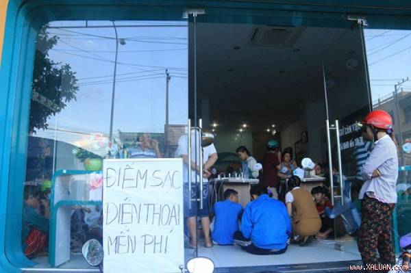 Khánh Hòa:Trung tâm điện máy mở cửa,cho người dân sạc điện thoại miễn phí sau cơn bão số12