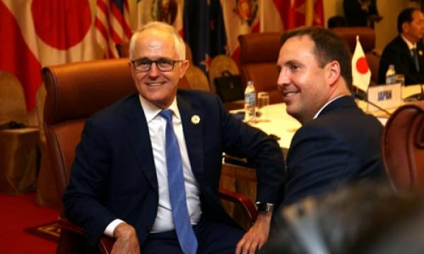 Thủ tướng và Bộ trưởng Thương mại - Du lịch - Đầu tư Australia tại phiên họp hôm qua. Ảnh: Reuters.
