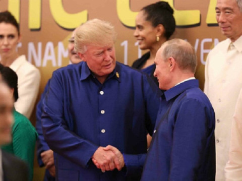 Tổng thống Mỹ Donald Trump (trái) và Tổng thống Nga Vladimir Putin bắt tay nhau tại hội nghị APEC, ngày 10-11-2017