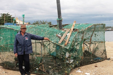  Những chiếc lồng nuôi tôm của anh Trần Thanh đã bị hư hỏng và rách nát