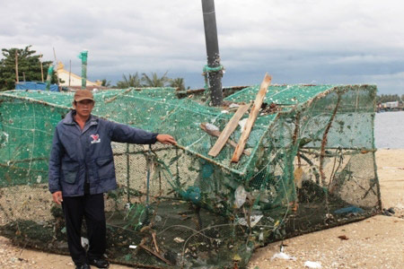 Những chiếc lồng nuôi tôm của anh Trần Thanh đã bị hư hỏng và rách nát