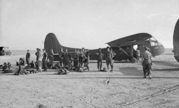 Lính Anh trước khi lên tàu lượn trong chiến dịch đổ bộ xuống Sicily. Ảnh: Wikipedia.