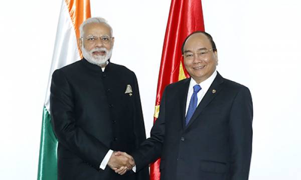 Thủ tướng Nguyễn Xuân Phúc trao đổi với Thủ tướng Ấn Độ Modi. Ảnh: Chinhphu.vn