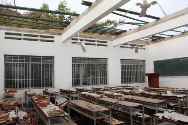 Phòng học sinh viên ở một khu giảng đường bị tốc mái, gây hư hỏng bàn ghế và các trang thiết bị bên trong