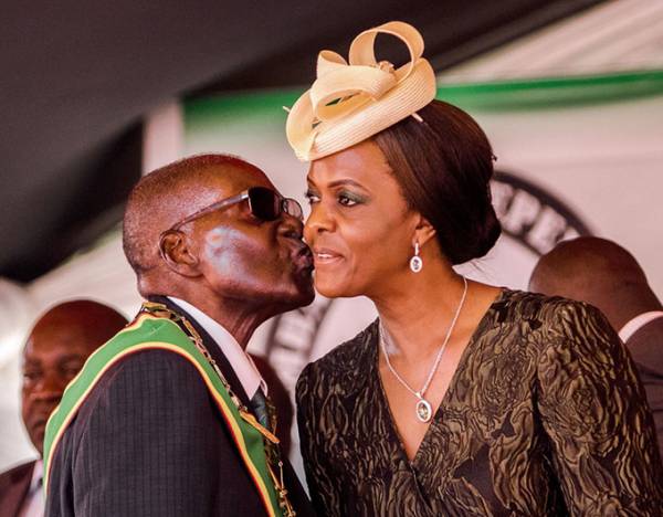 Bà Grace Mugabe, 52 tuổi, là vợ của Tổng thống Zimbabwe, 93 tuổi. Chuyện tình của hai người bắt đầu khi bà làm nhân viên đánh máy cho văn phòng Tổng thống vào khoảng những năm 1990.