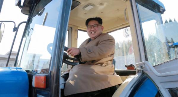 Nhà lãnh đạo Kim Jong-un lái máy cày - Ảnh: KCNA