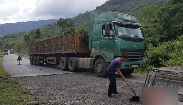 Bất chấp biển báo hạn chế tải trọng phương tiện, quá tải trọng cầu, đoàn xe vẫn rầm rập di chuyển. Và tình trạng hư hỏng mặt đường tại đây đã xảy ra