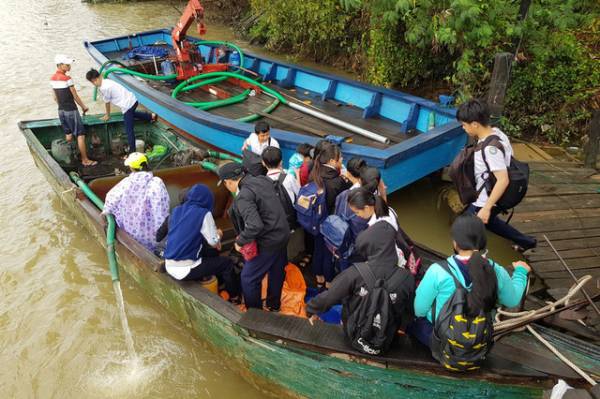 Nhiều ngày qua, các em học sinh qua sông đi học trong mưa gió, thời tiết không thuận lợi