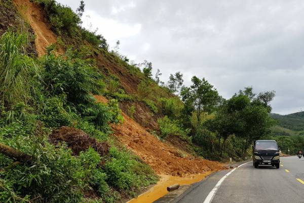 Mưa lớn khiến đất đá từ trên núi thuộc quốc lộ 27C đường Nha Trang - Đà Lạt bị sạt lở