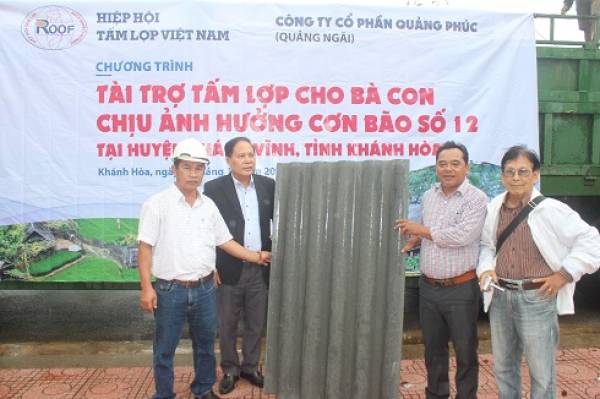 Đại diện Hiệp hội tấm lợp Việt Nam và Công ty Cổ phần Quảng Phúc (bên trái) trao tượng trưng tấm lợp cho lãnh đạo huyện Khánh Vĩnh.
