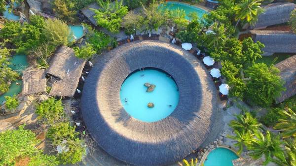 Cứ ngỡ ở Bali với bể bơi và công viên nước khoáng đầu tiên tại phố biển Nha Trang