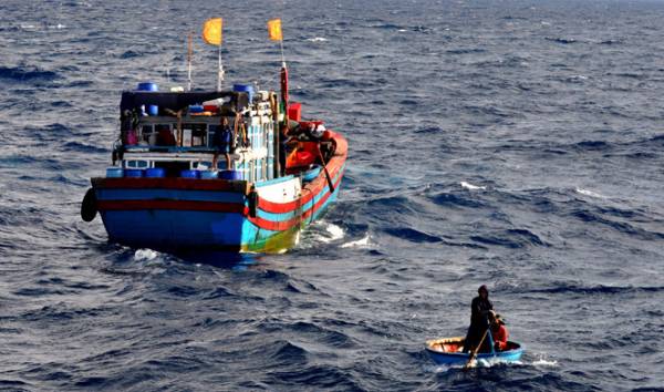 Khánh Hòa: Một ngư dân bị tàu lạ bắn trọng thương trên biển