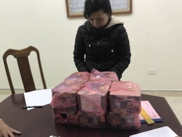 Đối tượng Đào Thị Hiền cùng tang vật. Ảnh: Công an cung cấp